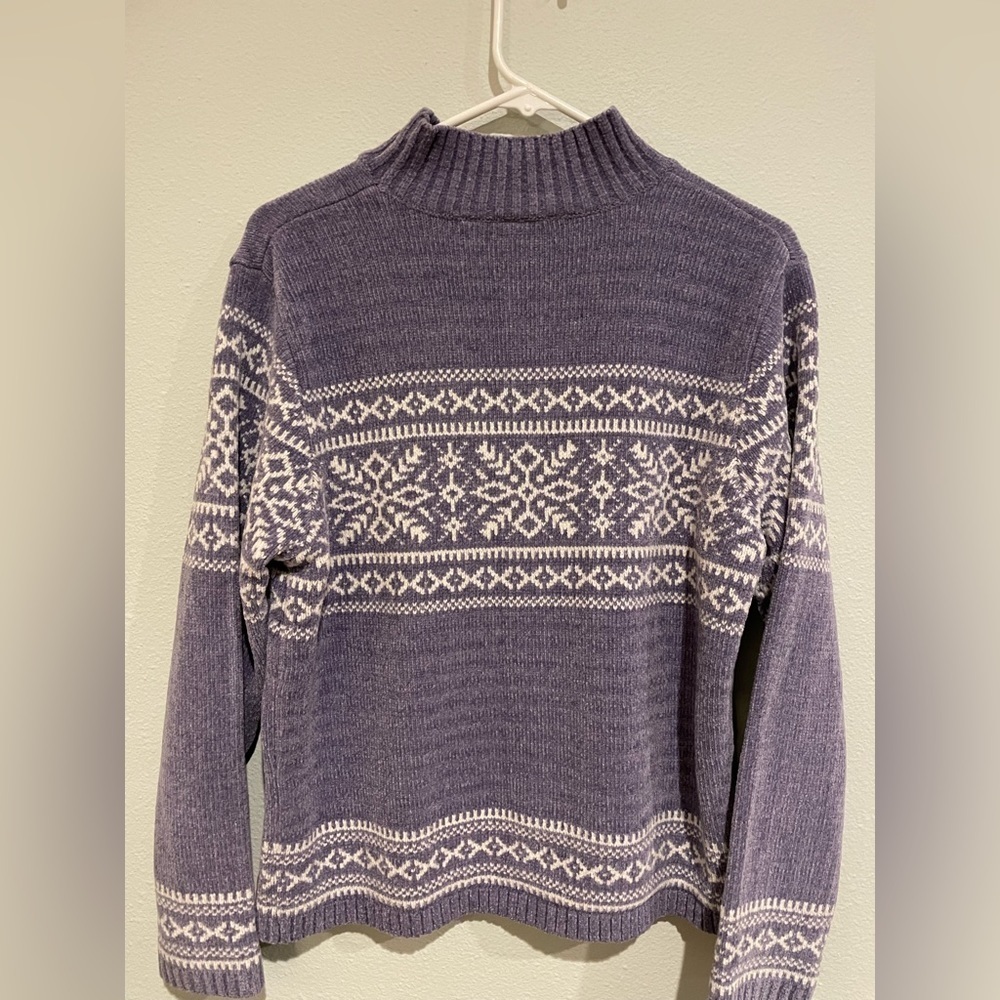 Women’s Sonoma lavender and white cozy soft sweater. Size L